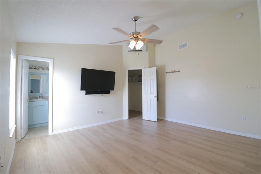 For Sale: $325,000 (3 beds, 2 baths, 1293 Square Feet)