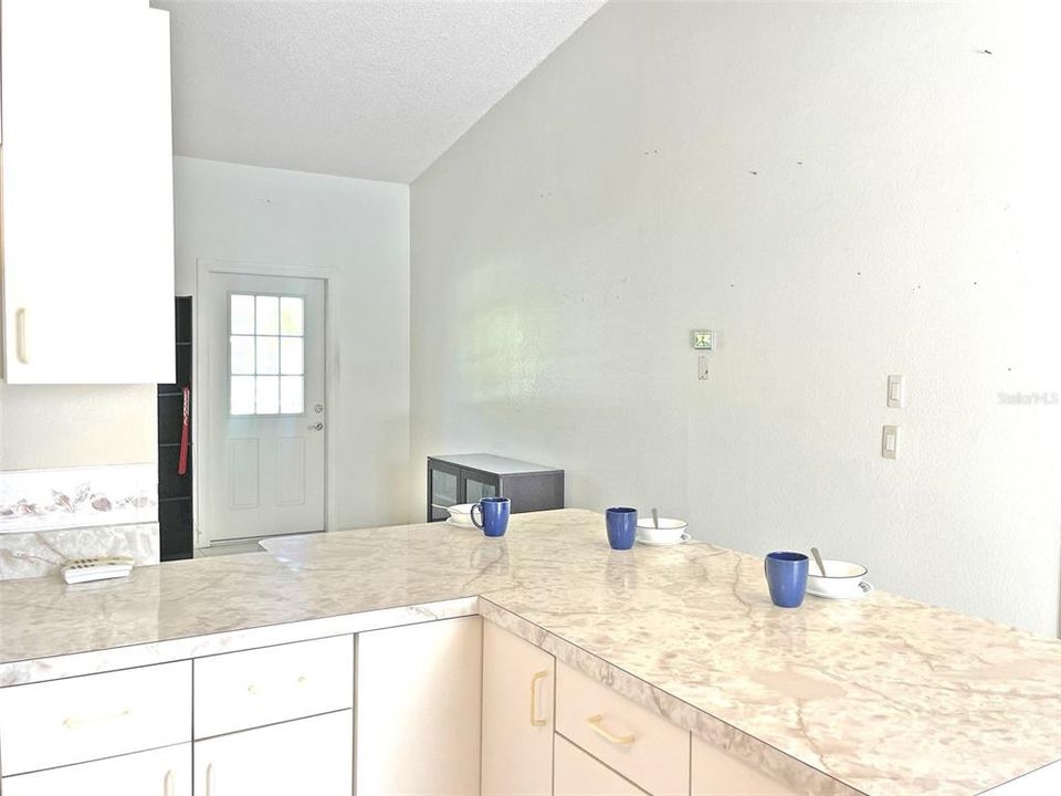 For Sale: $249,700 (2 beds, 2 baths, 988 Square Feet)