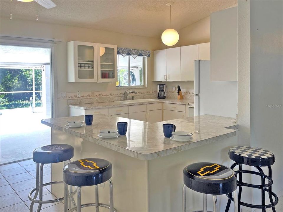 For Sale: $249,700 (2 beds, 2 baths, 988 Square Feet)