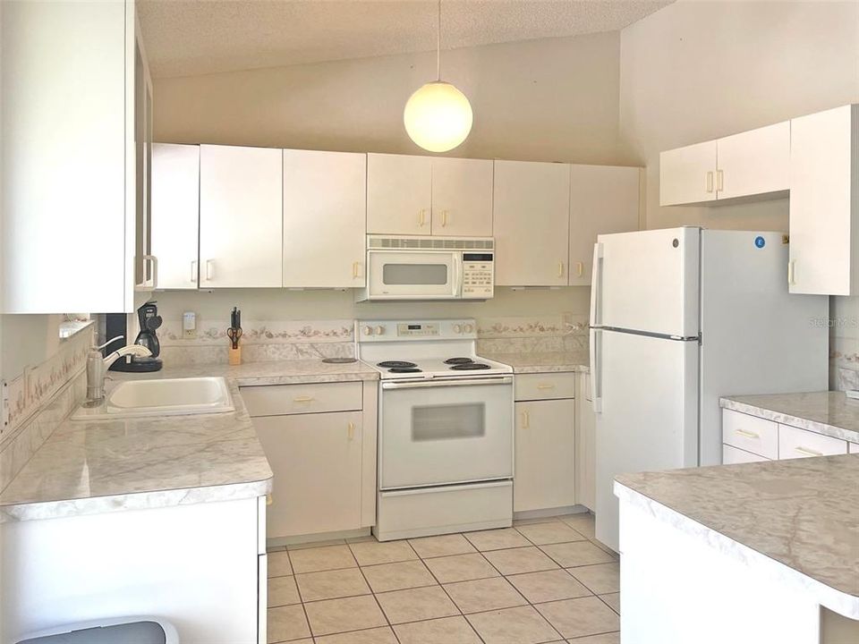 For Sale: $249,700 (2 beds, 2 baths, 988 Square Feet)