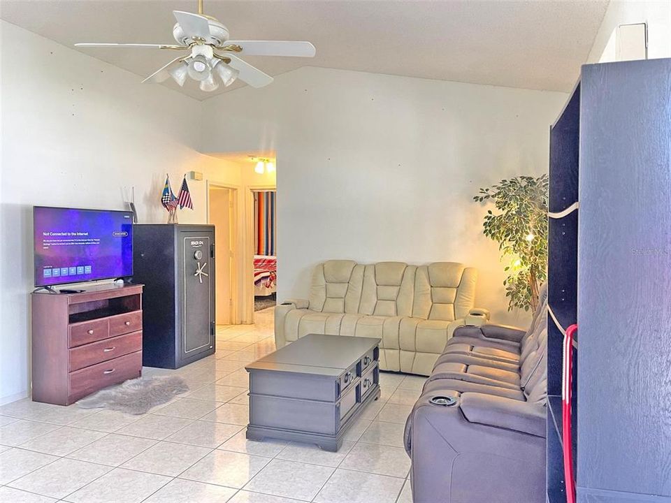 For Sale: $249,700 (2 beds, 2 baths, 988 Square Feet)