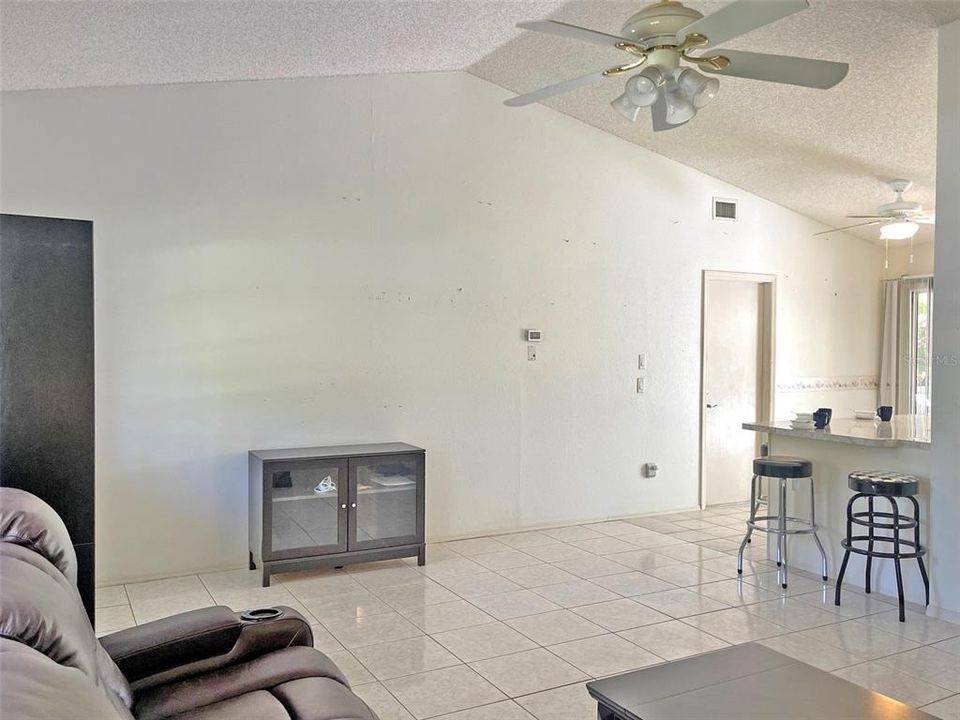 For Sale: $249,700 (2 beds, 2 baths, 988 Square Feet)