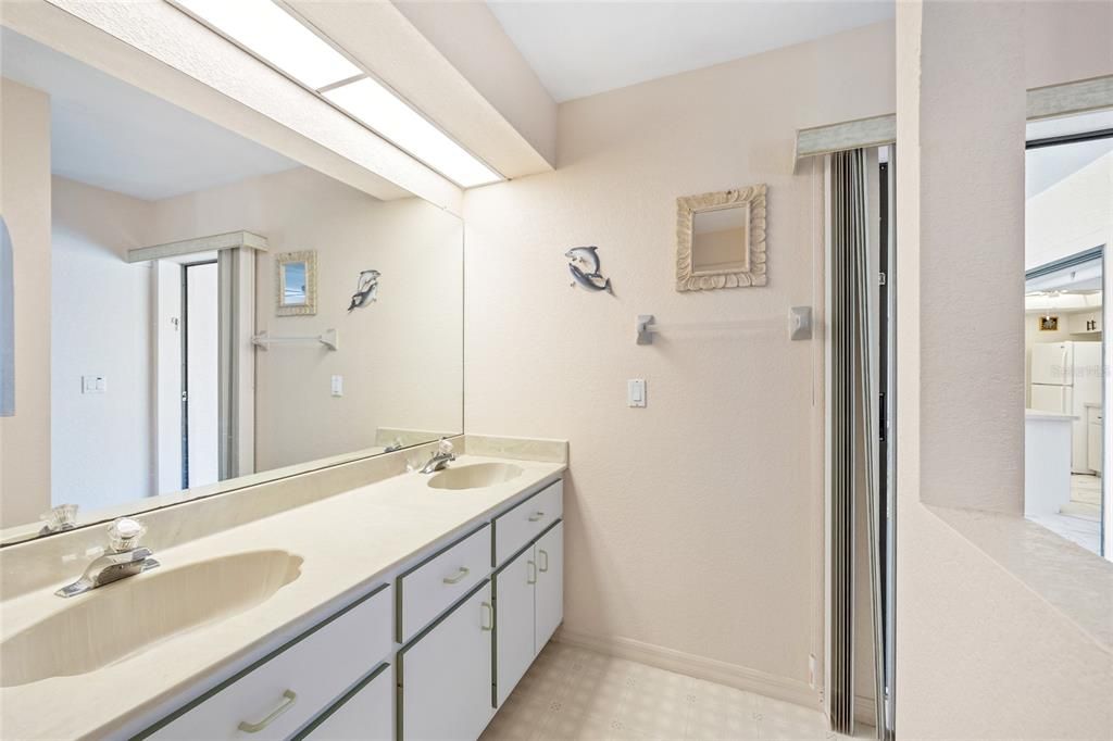 For Sale: $328,990 (2 beds, 2 baths, 1107 Square Feet)