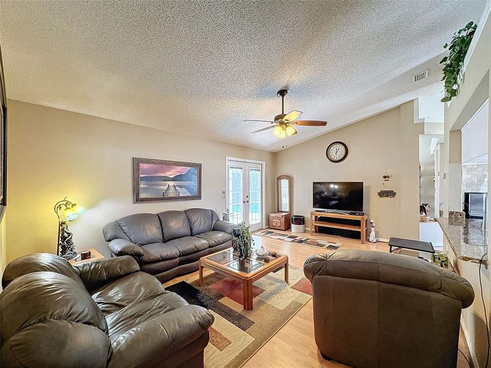 For Sale: $345,900 (3 beds, 2 baths, 1645 Square Feet)