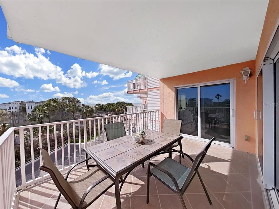 Large lanai with the waves always in the background!