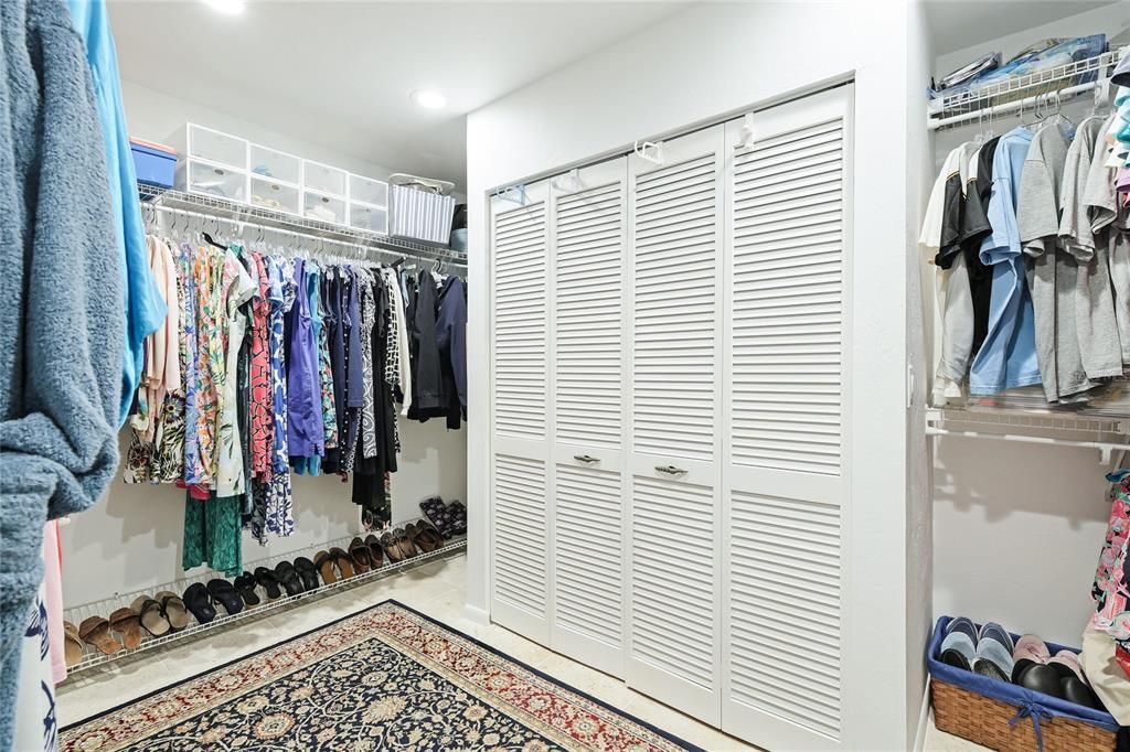 WALK IN CLOSET