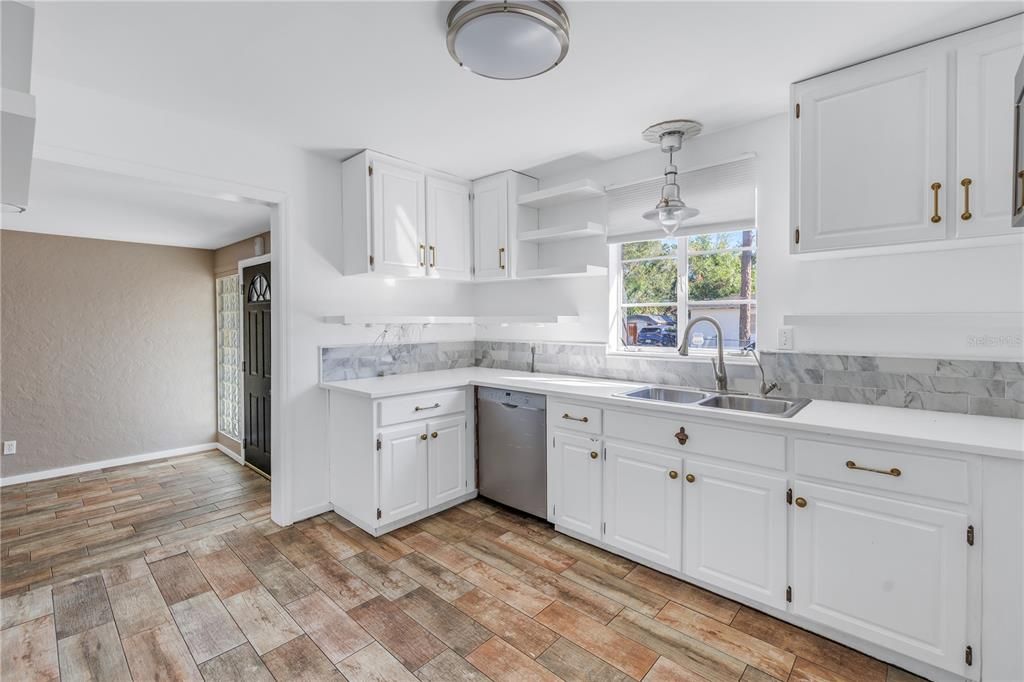 For Sale: $349,900 (3 beds, 2 baths, 1268 Square Feet)