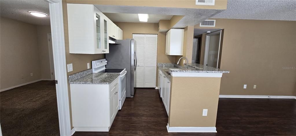 For Sale: $190,000 (2 beds, 2 baths, 829 Square Feet)