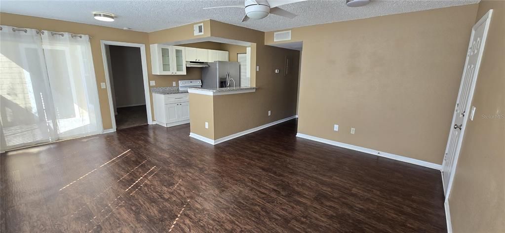 For Sale: $190,000 (2 beds, 2 baths, 829 Square Feet)