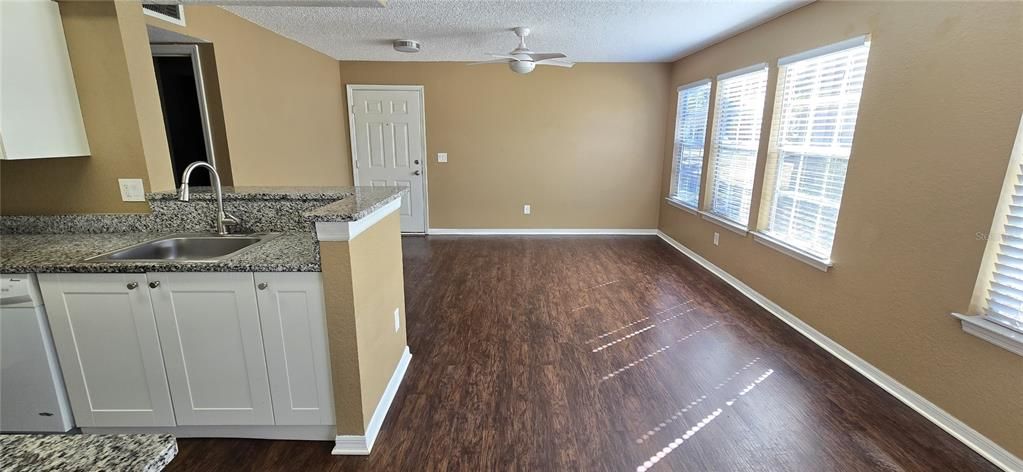 For Sale: $190,000 (2 beds, 2 baths, 829 Square Feet)