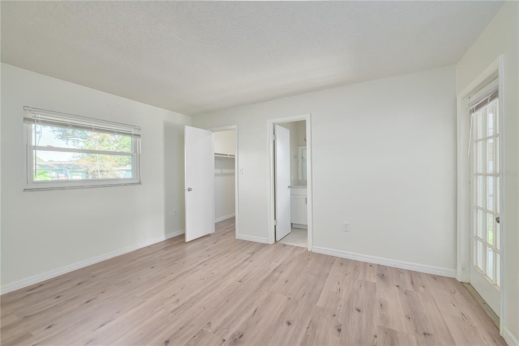 For Sale: $249,500 (2 beds, 2 baths, 1101 Square Feet)