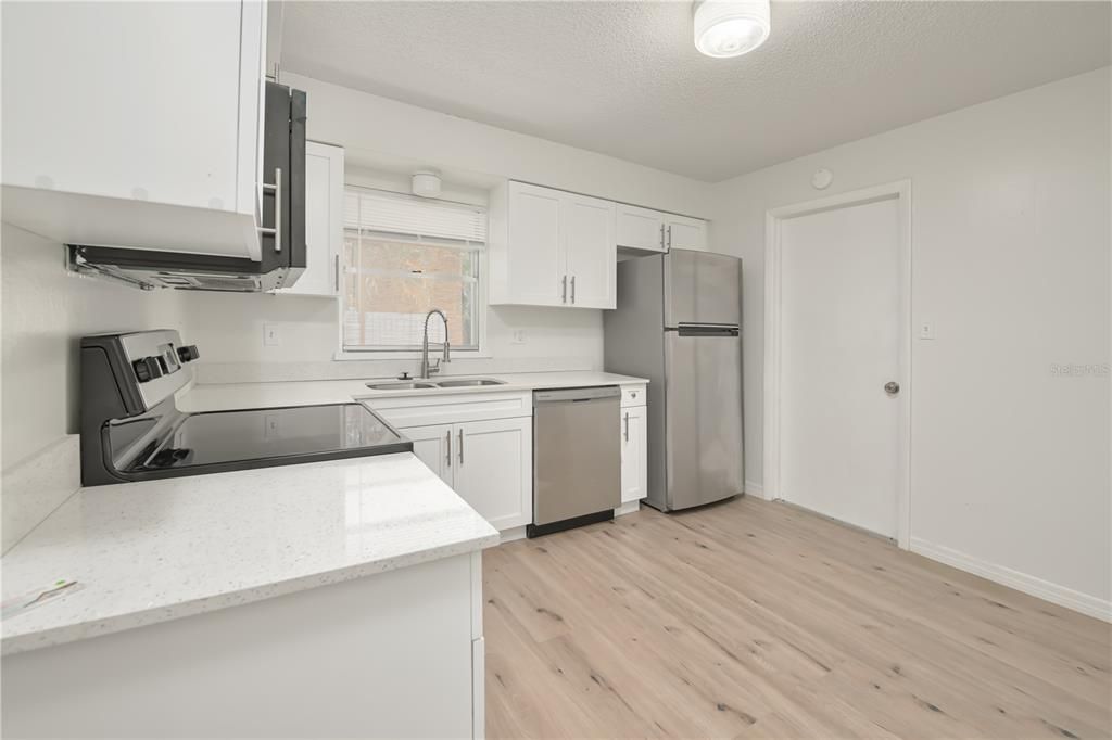 For Sale: $249,500 (2 beds, 2 baths, 1101 Square Feet)