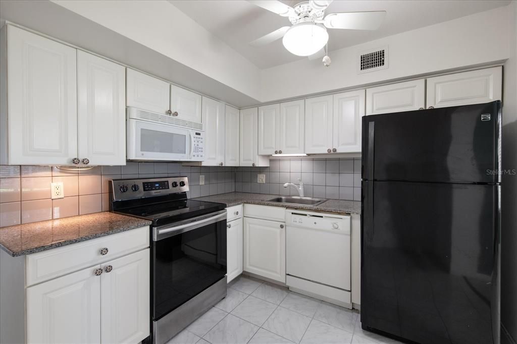 For Sale: $215,000 (2 beds, 2 baths, 1100 Square Feet)