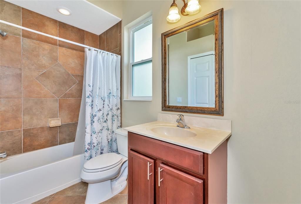 en-suite bathroom in second bedroom