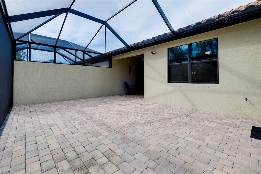 Enclosed Caged Lanai w/pavers