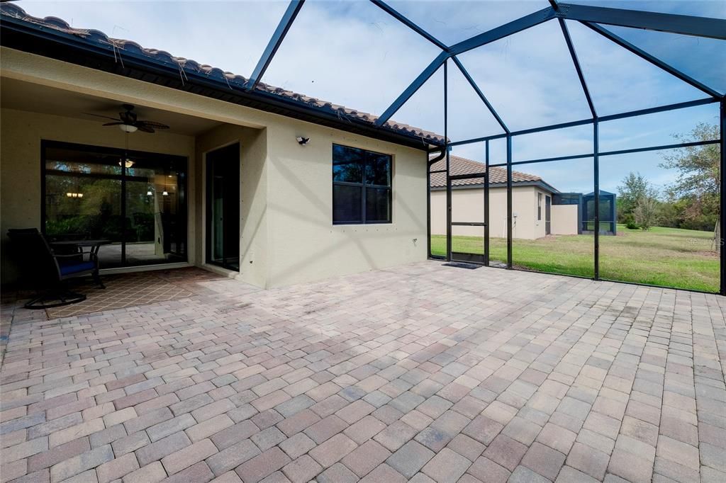 Enclosed Caged Lanai w/pavers