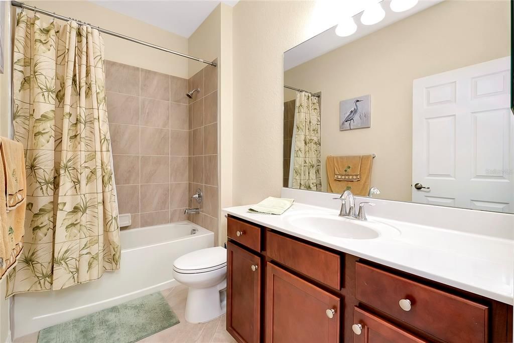 Guest bath with tub/shower combo