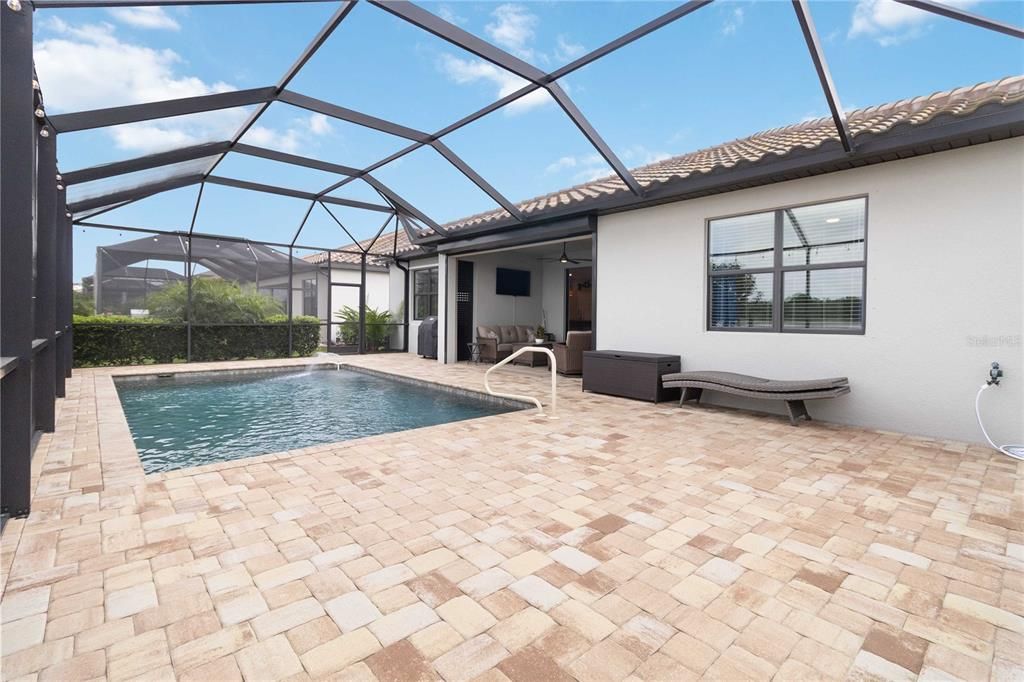 Spacious Pool with Large Screened Cage