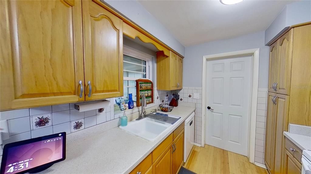 For Sale: $330,000 (2 beds, 1 baths, 1044 Square Feet)