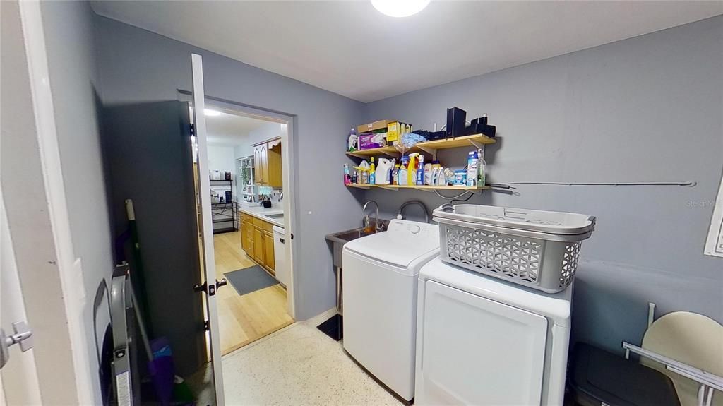 For Sale: $330,000 (2 beds, 1 baths, 1044 Square Feet)