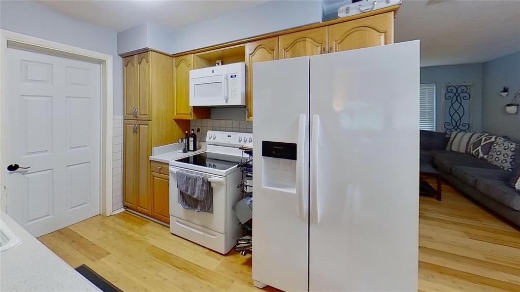 For Sale: $330,000 (2 beds, 1 baths, 1044 Square Feet)