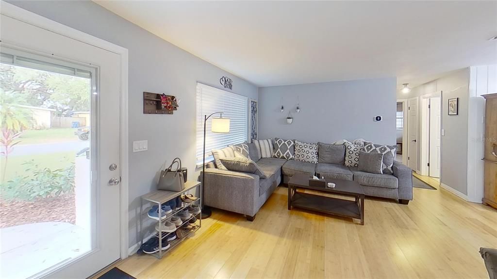 For Sale: $330,000 (2 beds, 1 baths, 1044 Square Feet)