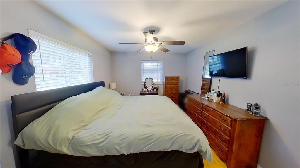 For Sale: $330,000 (2 beds, 1 baths, 1044 Square Feet)