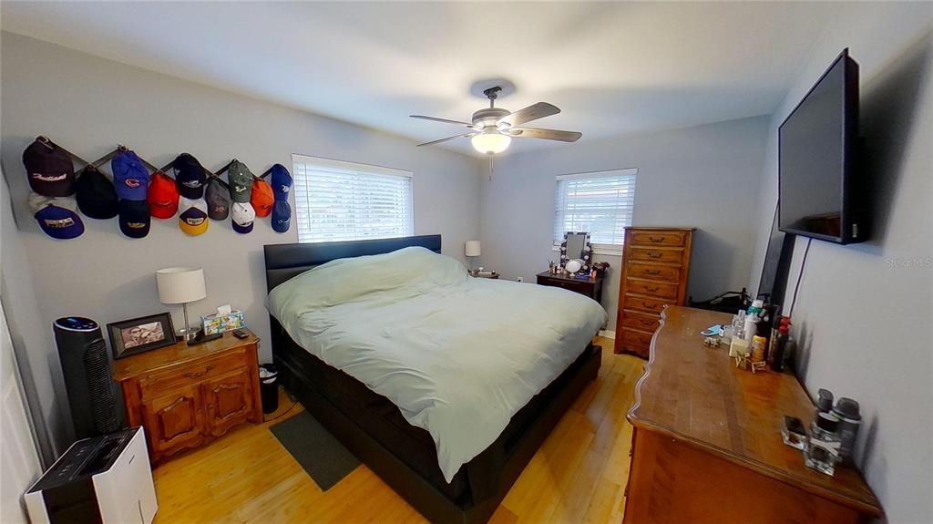 For Sale: $330,000 (2 beds, 1 baths, 1044 Square Feet)