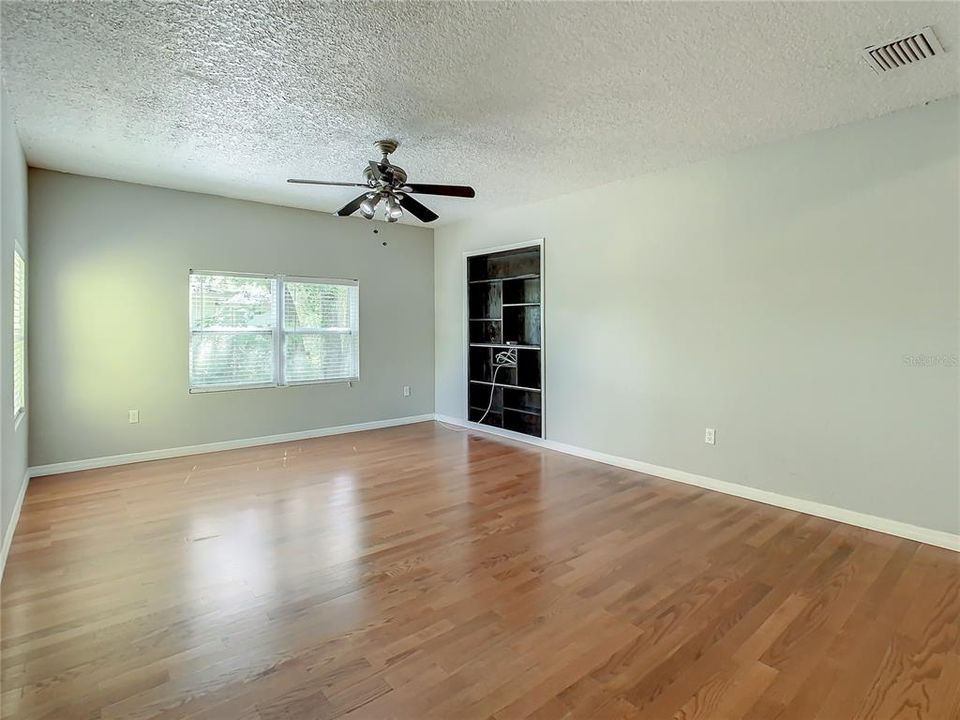 For Rent: $2,600 (3 beds, 1 baths, 1361 Square Feet)