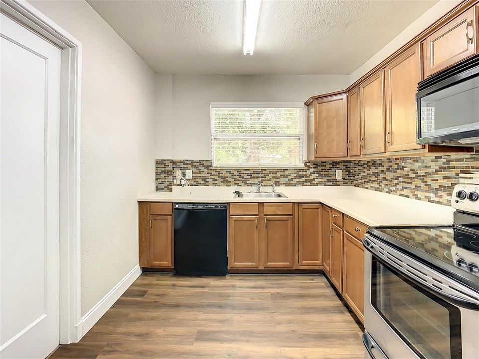 For Rent: $2,600 (3 beds, 1 baths, 1361 Square Feet)