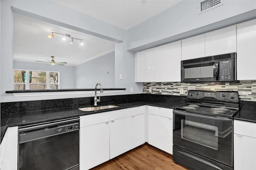 For Sale: $305,000 (2 beds, 2 baths, 1459 Square Feet)