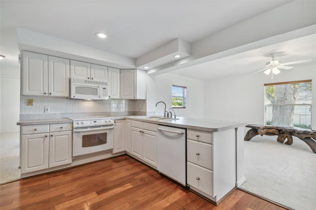 Active With Contract: $369,900 (2 beds, 1 baths, 1190 Square Feet)