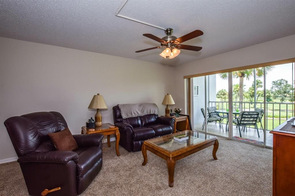 For Sale: $265,900 (2 beds, 2 baths, 948 Square Feet)