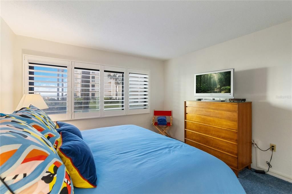 For Sale: $449,000 (2 beds, 2 baths, 944 Square Feet)