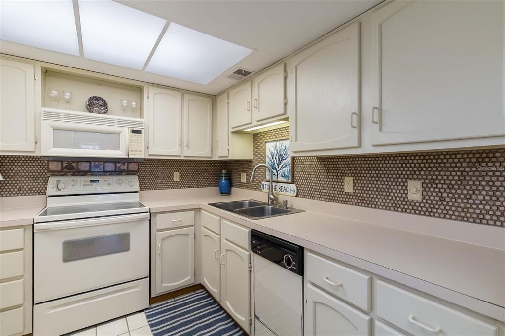 For Sale: $449,000 (2 beds, 2 baths, 944 Square Feet)