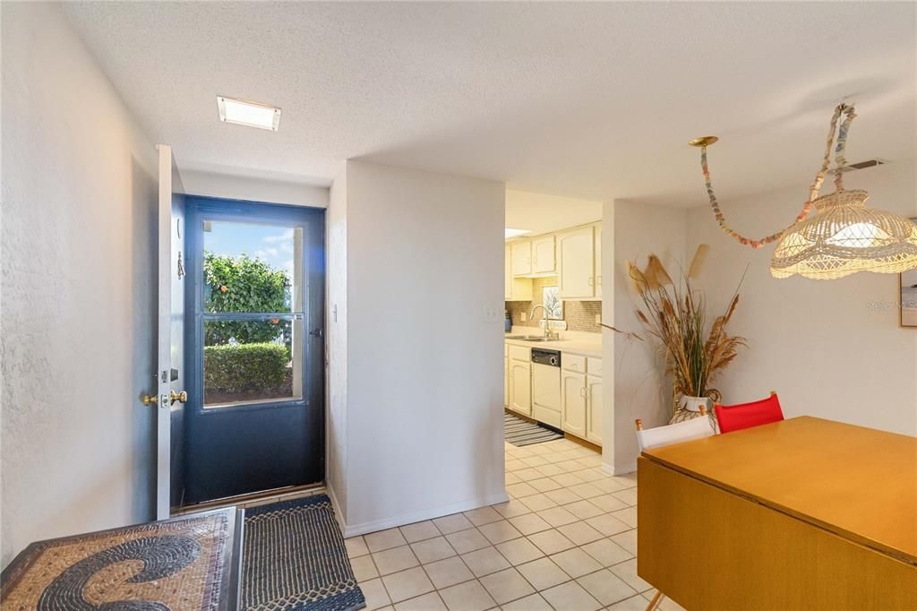 For Sale: $449,000 (2 beds, 2 baths, 944 Square Feet)