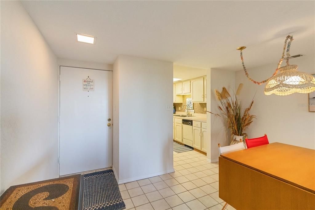 For Sale: $449,000 (2 beds, 2 baths, 944 Square Feet)