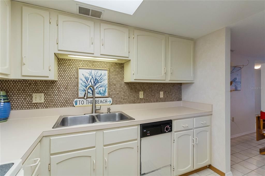 For Sale: $449,000 (2 beds, 2 baths, 944 Square Feet)