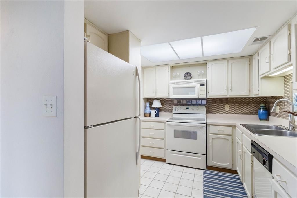 For Sale: $449,000 (2 beds, 2 baths, 944 Square Feet)