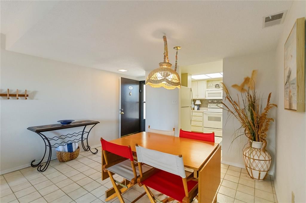 For Sale: $449,000 (2 beds, 2 baths, 944 Square Feet)