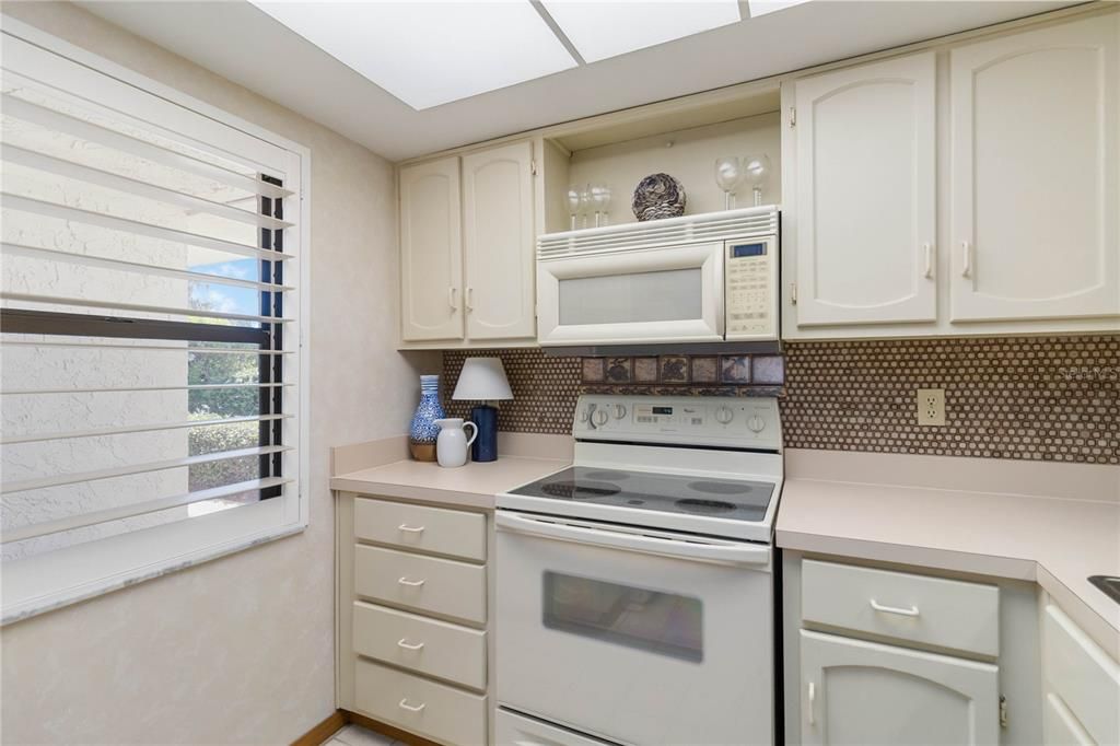 For Sale: $449,000 (2 beds, 2 baths, 944 Square Feet)