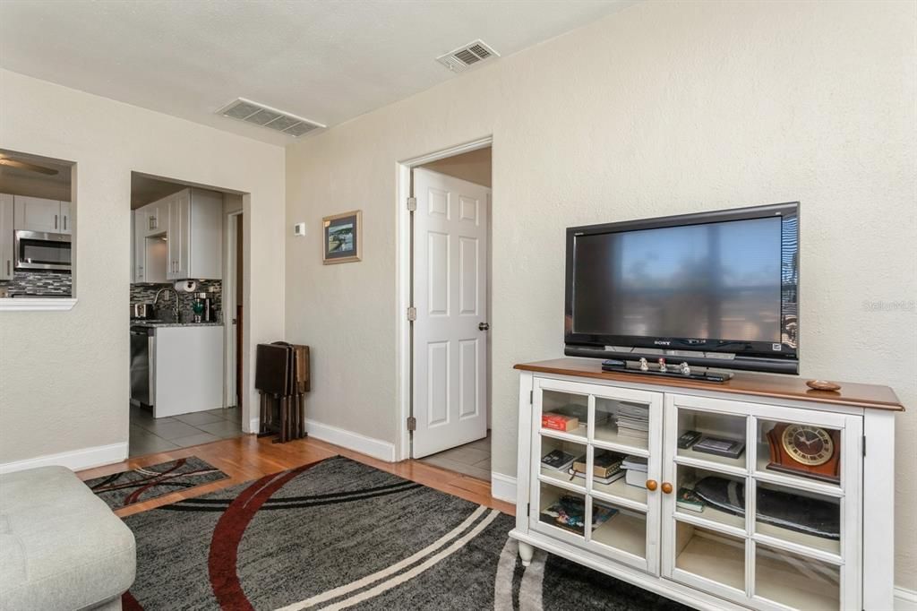 For Sale: $312,500 (3 beds, 1 baths, 728 Square Feet)