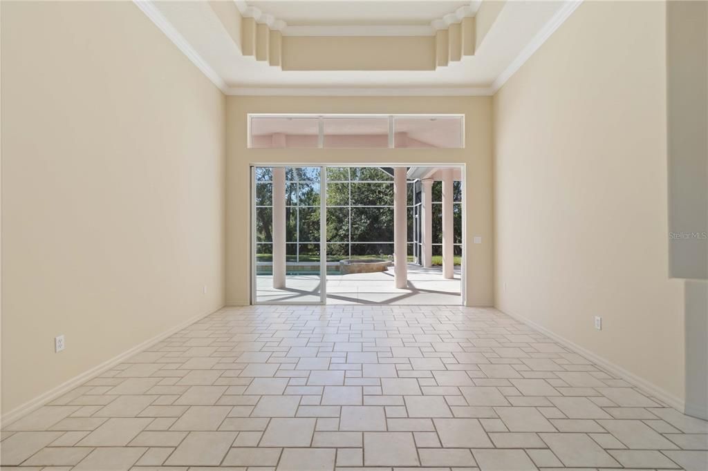 Vaulted ceiling in the living room with crown molding