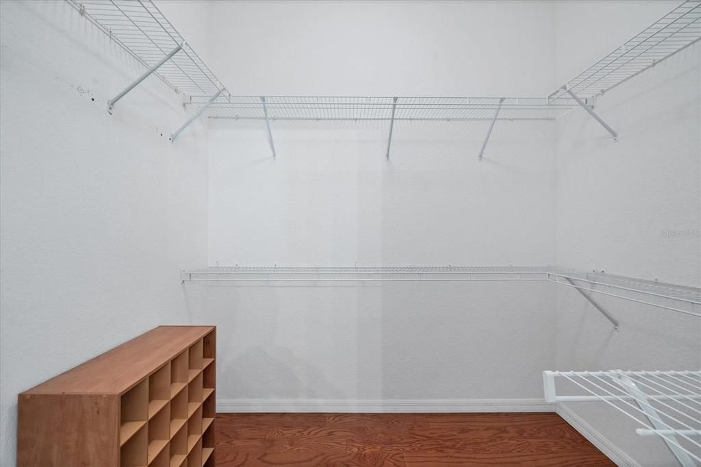 APPX 6 X 8 WALK IN CLOSET