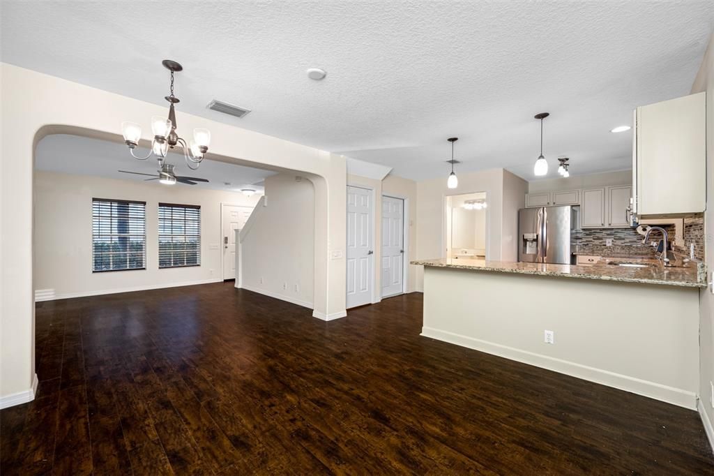 For Sale: $319,900 (2 beds, 1 baths, 1271 Square Feet)