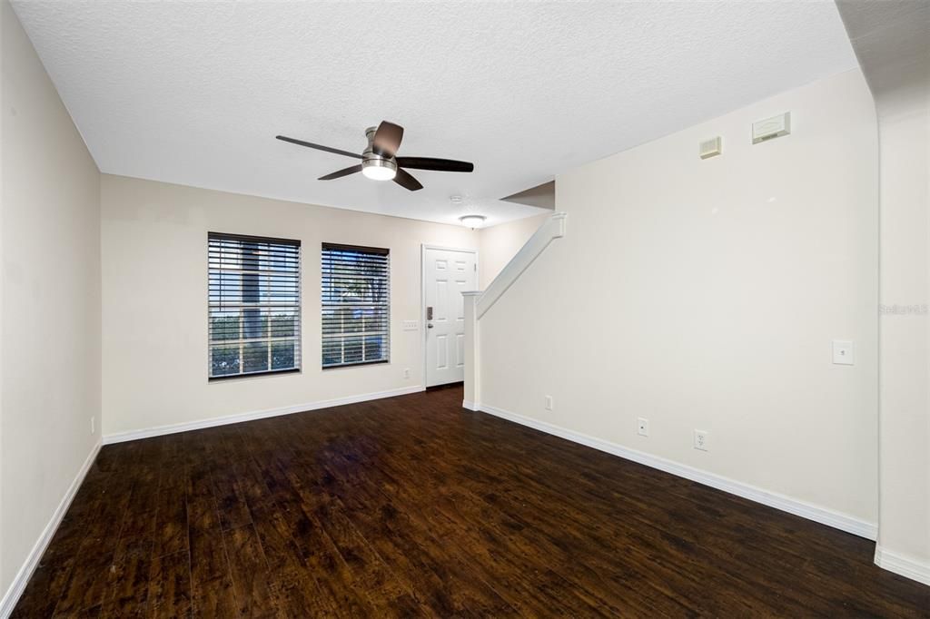 For Sale: $319,900 (2 beds, 1 baths, 1271 Square Feet)