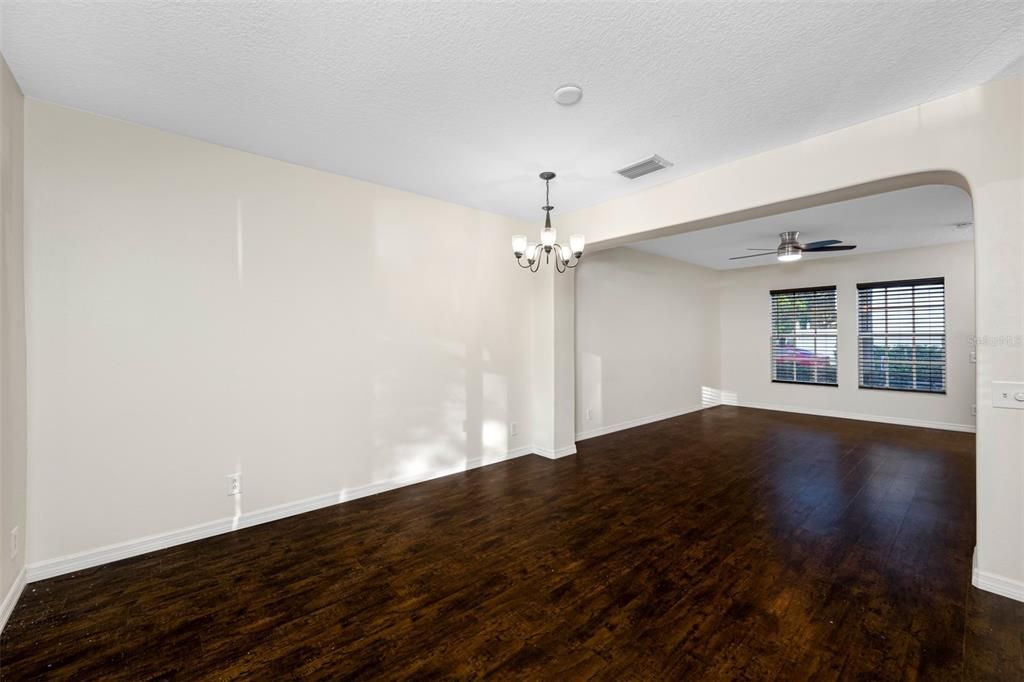 For Sale: $319,900 (2 beds, 1 baths, 1271 Square Feet)