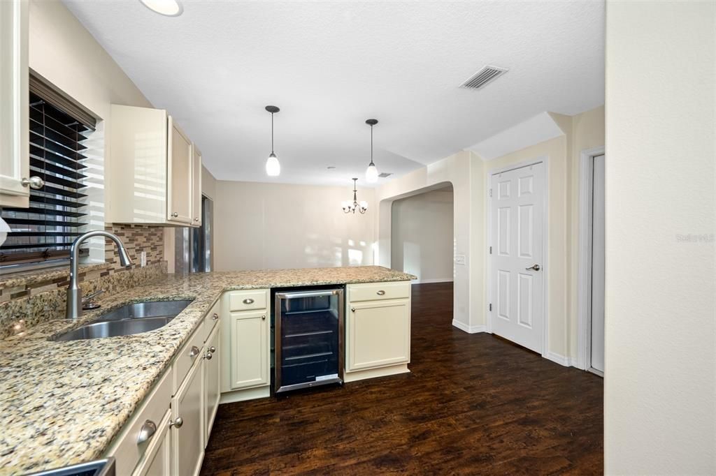 For Sale: $319,900 (2 beds, 1 baths, 1271 Square Feet)