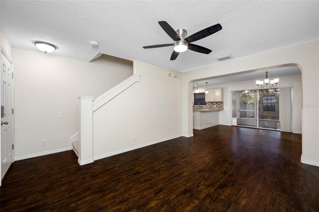 For Sale: $319,900 (2 beds, 1 baths, 1271 Square Feet)