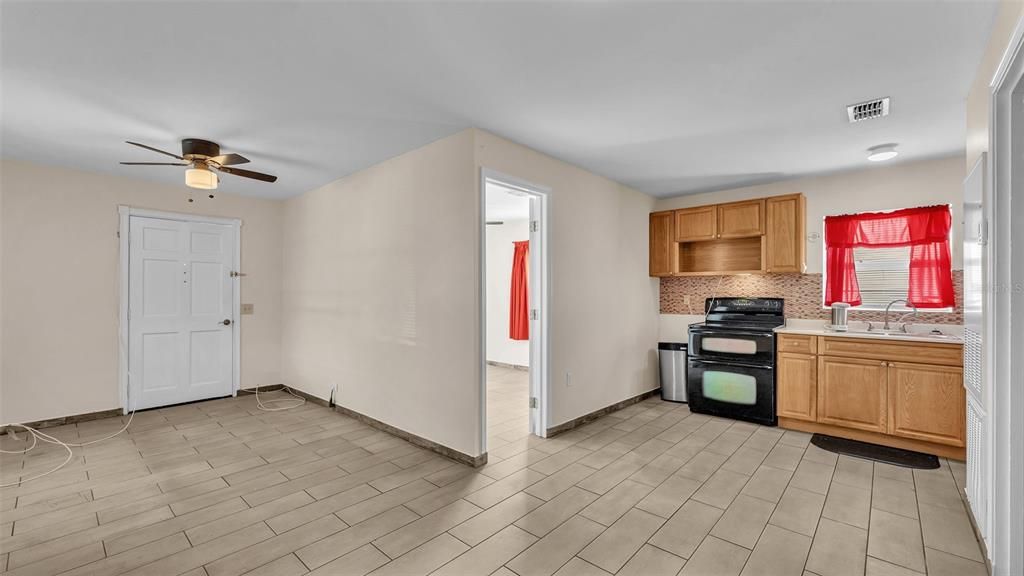 For Sale: $150,000 (2 beds, 1 baths, 720 Square Feet)